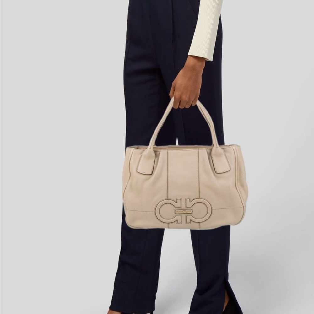 Salvatore Ferragamo Gancio Cream Handbag - Picture 2 of 9